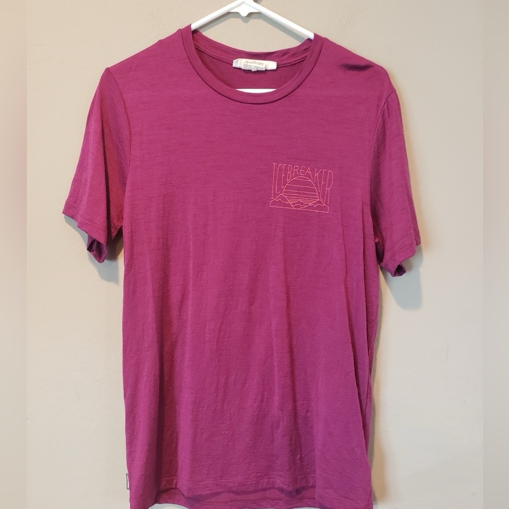 Icebreaker Men's Unisex  merino woolMagenta Short Sleeve Tee fits a small